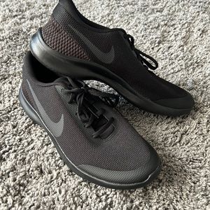 Men’s Nike tennis shoes